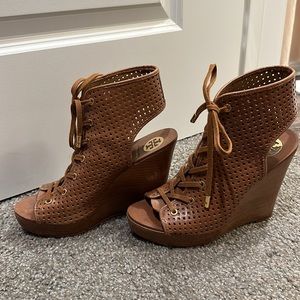 TORY BURCH LEATHER WEDGE HEELS • SZ 7